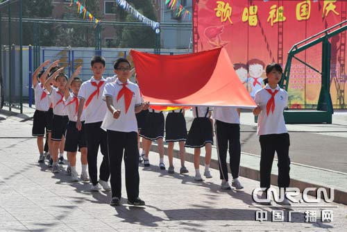 北京市朝阳区白家庄小学举行升旗仪式