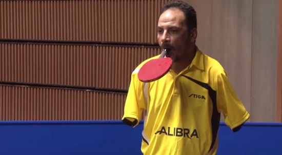 埃及一无臂男子用嘴打乒乓球 水平超业余选手
