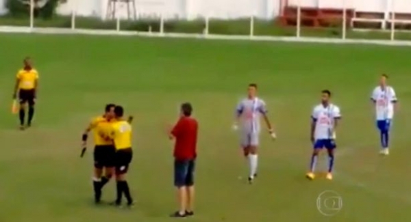 巴西业余足球赛:裁判遭踢打 怒而掏手枪
