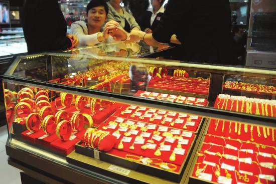 周大生南京门店让消费者自测黄金 无质量问题