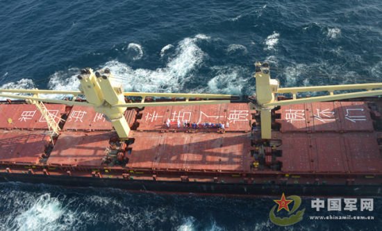 中国远洋货轮向TG护航编队致敬